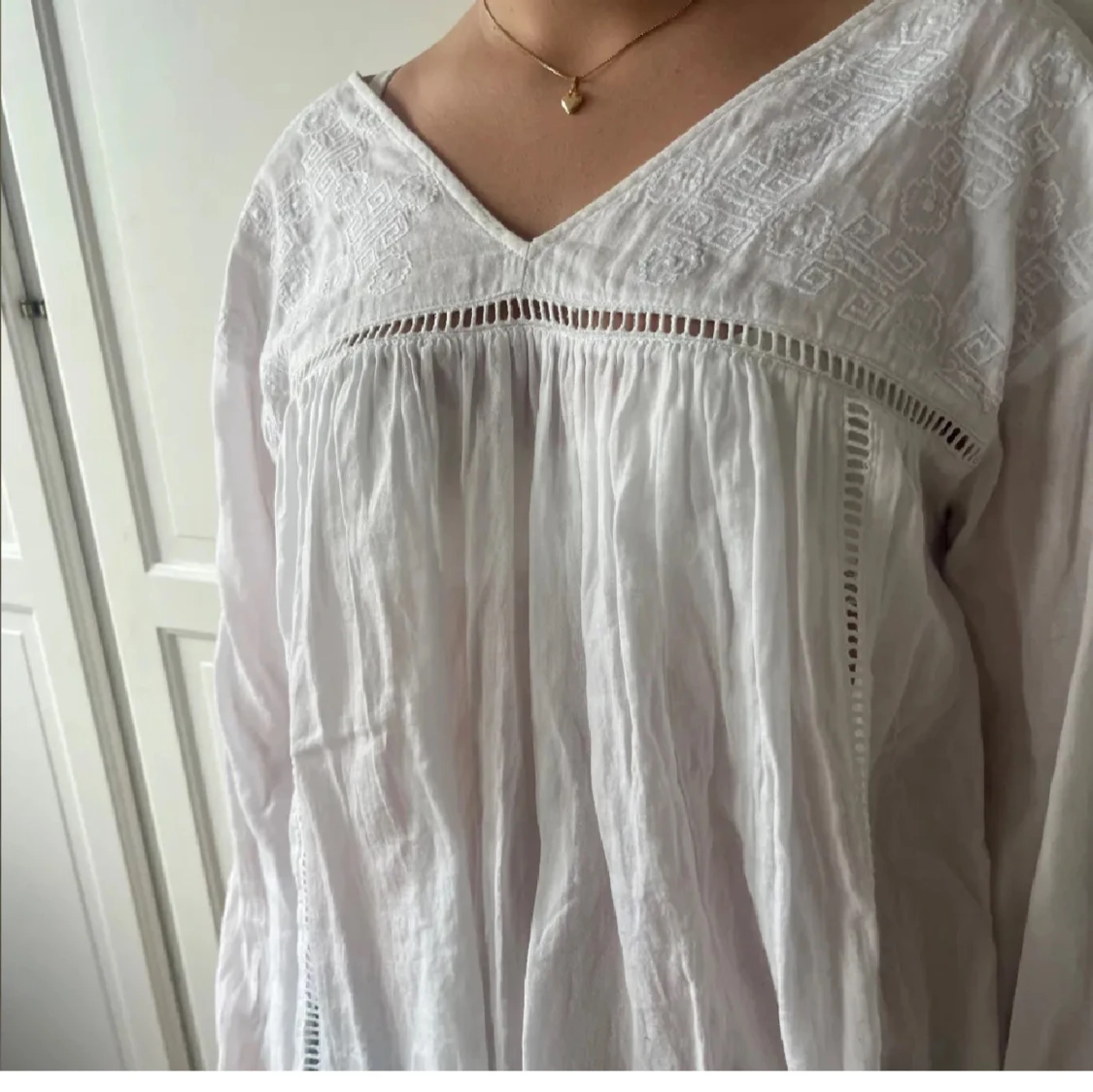 Vit blus med beoderier 