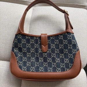 Gucci axelväska i denim och brunt skinn - Säljer min kärlek 😩❤️ köpt på Vestire för bra pris, oklart hur äkta denna är, då priset var så bra misstänker jag att den ej är det. Hur som helst är den perfekt och behöver ett nytt hem.  