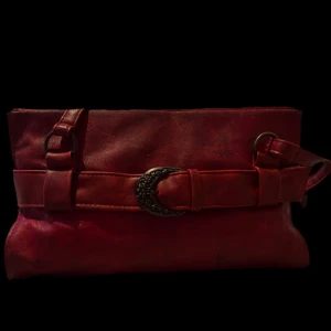 Röd vintage väska - Snygg röd väska i skinn, en av handtagen har gått sönder men är väldigt lätt att fixa.