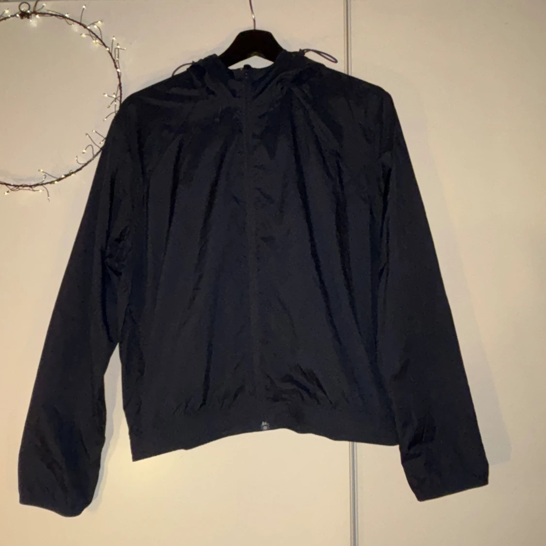 Mörkblå vindjacka från Filippa K Soft Sport