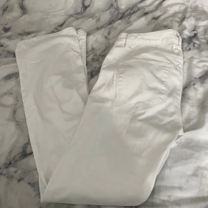Vita low waist jeans  - Vita utsvängda low waist jeans storlek s använda 1-2 gånger 