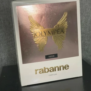 Olympéa Parfum av Rabanne - Snygg parfym från Rabanne med lyxig design och guldiga detaljer. Olympéa Parfum är ett statement på hyllan och passar dig som vill sticka ut. Perfekt för dig som gillar trendiga och exklusiva produkter.