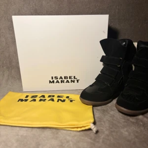 Isabel Marant Svart Nya! - Säljer nu mina helt nya isabel marants då jag ändrat mig och vill köpa ett par i en annan färg, beställde dessa och har orderbekräftelse på min mail så äkthetsbevis finns vid intresse. Byten kan vara intressant men då ska de vara nyskick. Vid ytterligare frågor är det bara att höra av sig och priset går att diskutera!💕