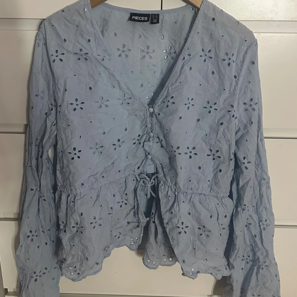 Ljusblå blus med broderade blommor från Pieces