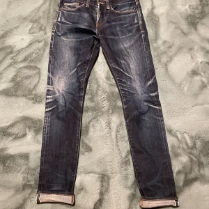 Selvedge Jeans Banana Republic - Säljer ett helt otroligt snygga selvedge jeans från bana republic. Jeansen har varit använda och har otroliga fades vilket är svårt att åstadkomma. Storlek 28.   Mått: midja- 36 längd- 98.