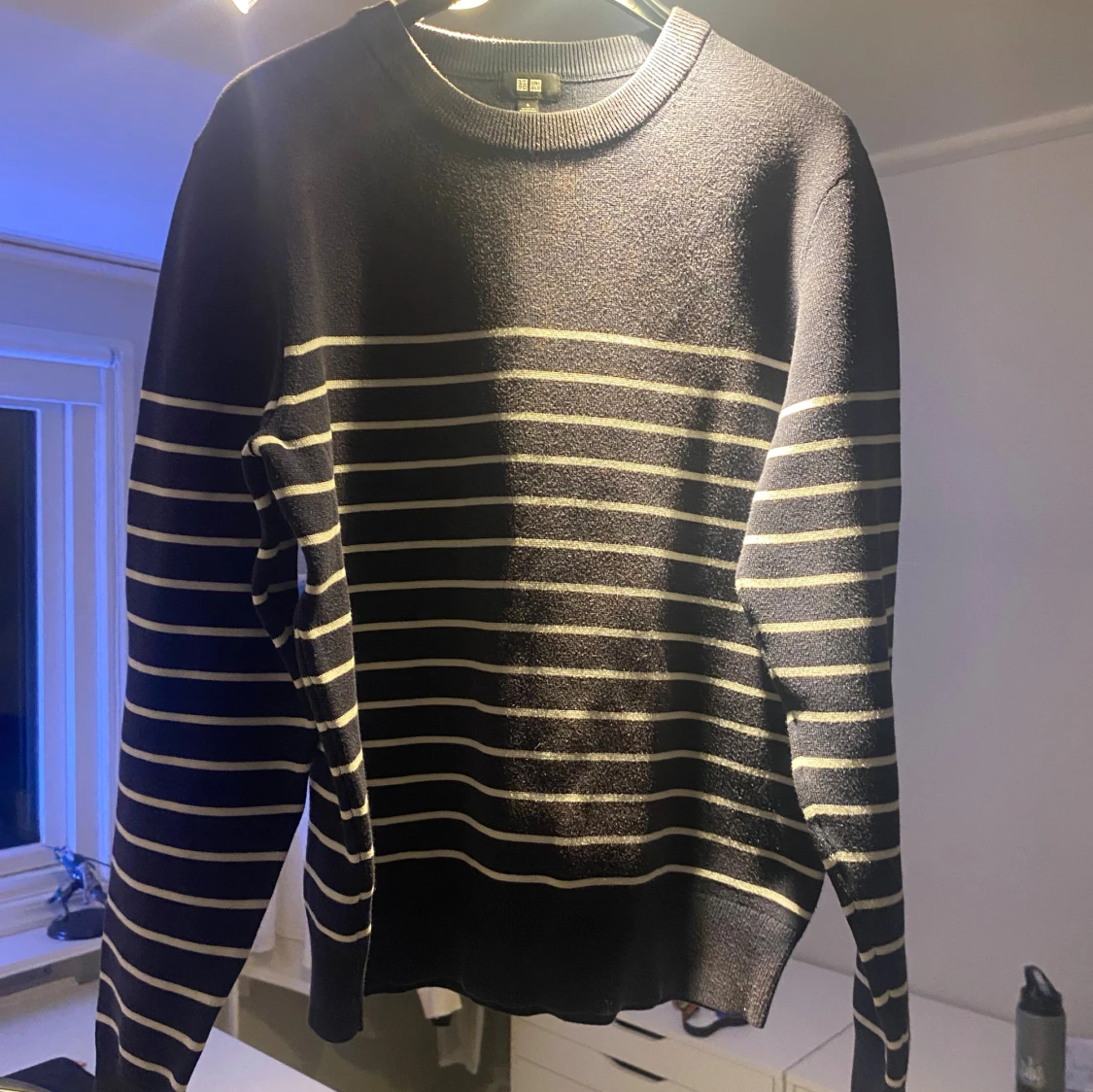 Randig mörkblå tröja från Uniqlo
