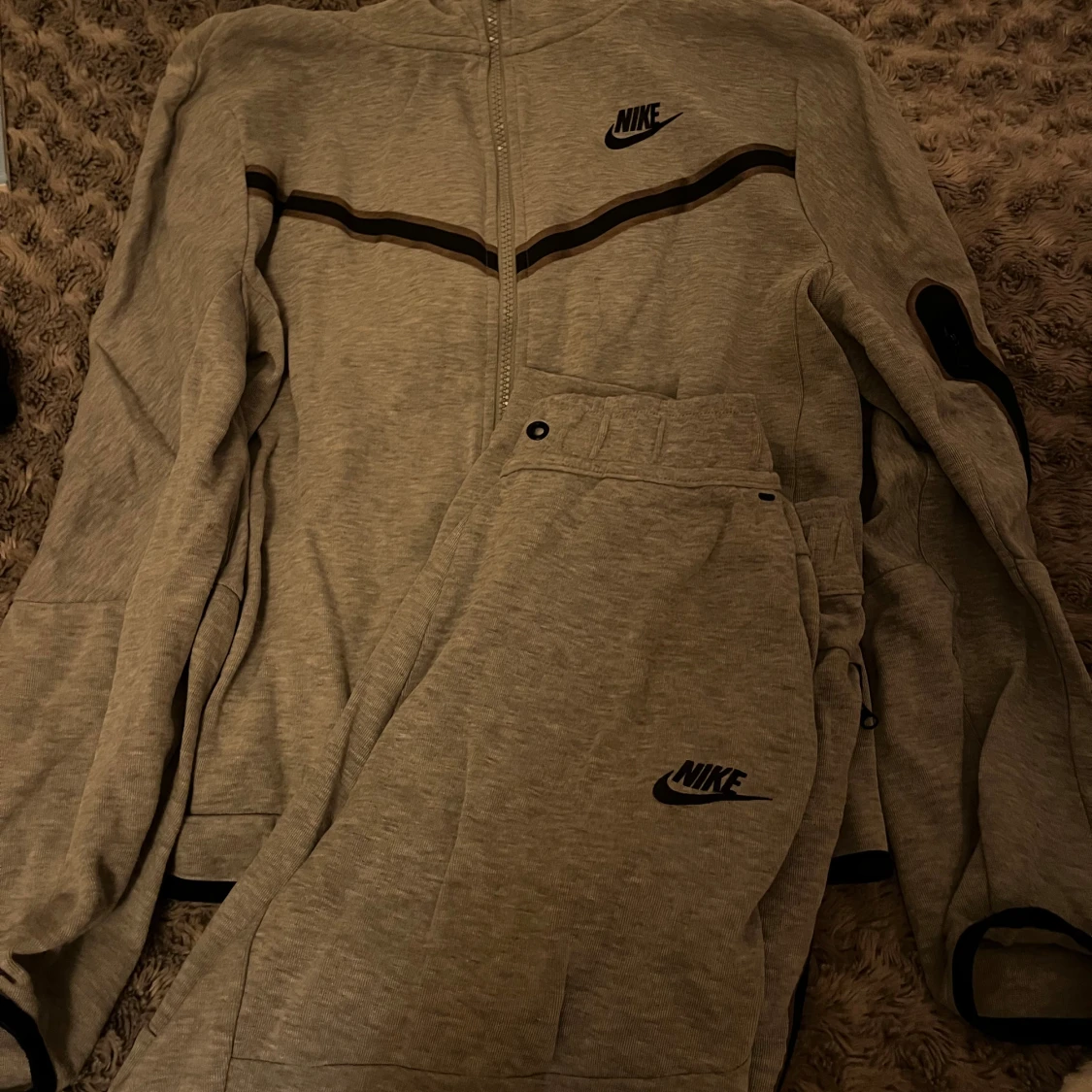 Grå ziptröja och byxor från Nike