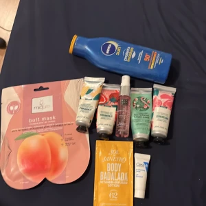 Rituals face mist och handkrämer - Säljer en rosa face mist från Rituals och flera handkrämer från The Body Shop i olika dofter som Strawberry, Peppermint Candy Cane och British Rose. Face misten kommer i en smidig sprayflaska och handkrämerna i tuber med färgglada motiv.