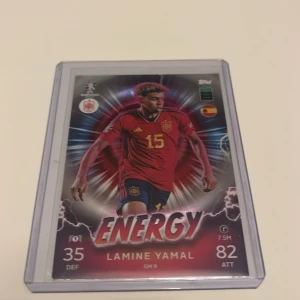 ENERGY Lamine Yamal - Coolt samlarkort från Match Attax UEFA Euro 2024 med Lamine Yamal i Spaniens landslagströja. Perfekt för dig som älskar fotboll och vill boosta din samling med en energifylld spelare! Kortet har snygg design och visar både försvars- och anfallsstatistik.