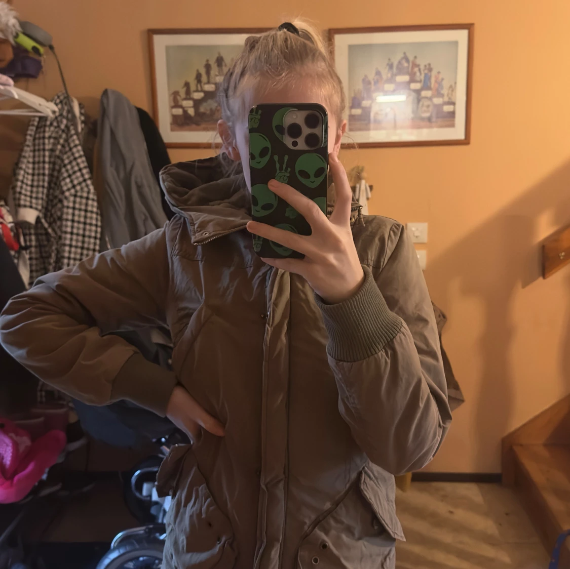 Beige pufferjacka med huva