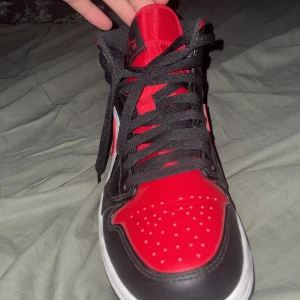 Nike Air Jordan 1 svart/röd/vit  - Säljer ett par Nike Air Jordan 1 i röd Storlek 40 men passar 41