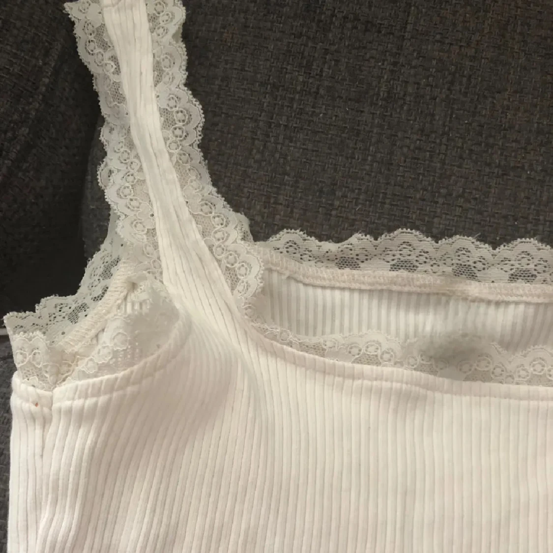 Vit ribbad linnetopp med spets - 2