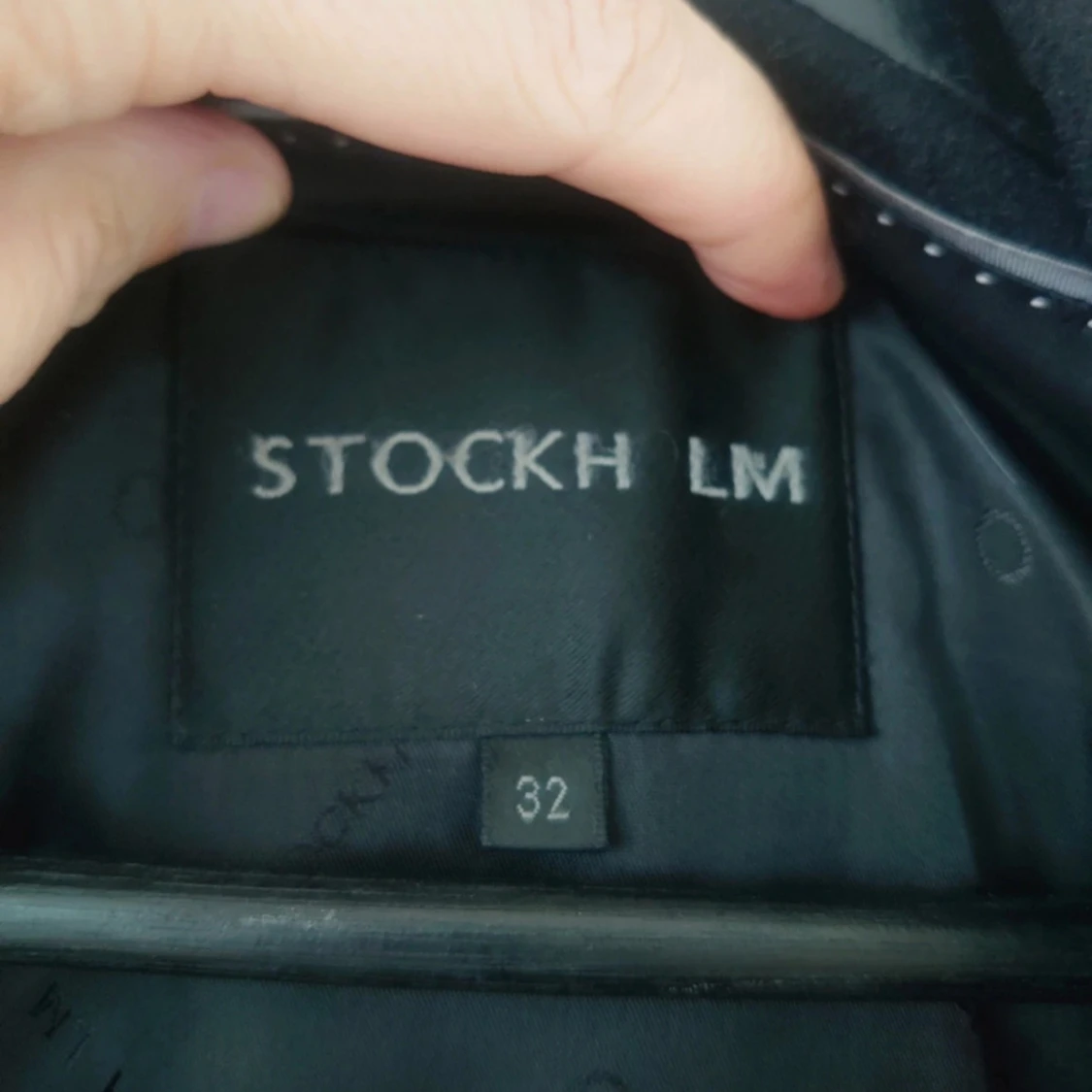 Svart ullkappa med bälte och knappar - 4