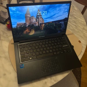 ASUS Vivobook 14 - Säljer denna ASUS Vivbook 14 som är inköpt 2 månader sedan och går för 7k nypris.  Intel icore i7  512gb SSD 16GB Ram  Windows 11 14 Tums skärm 1920x1080 (Full HD) (60HZ)  (Medföljer laddare, samt orginalkartong)  Perfekt som vardags laptop om du pluggar eller bara vill klara av det mesta med den.   (Används inte riktigt så mycket som jag tänkt därav säljer jag denna)