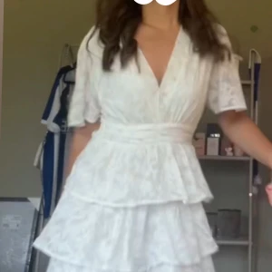 Vit omlottklänning med volanger - Använd endast en gång och de va på en skolavslutning, ser ut som nu. Pris kan diskuteras.