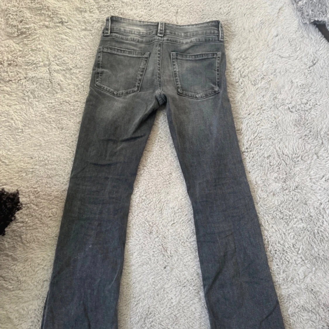Grå bootcut jeans från Gina Tricot - 1