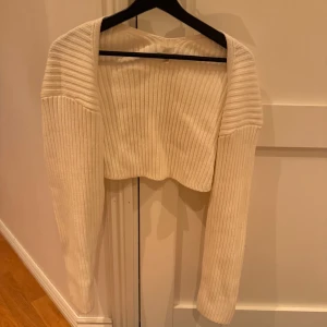 Vit ribbade bolerotopp med långa ärmar - Superfin bolero från Hm i storlek S❤️