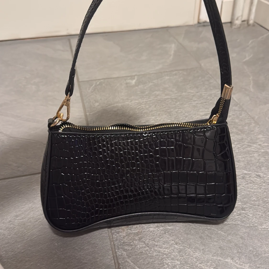 Svart axelväska med krokopräglad yta - 2