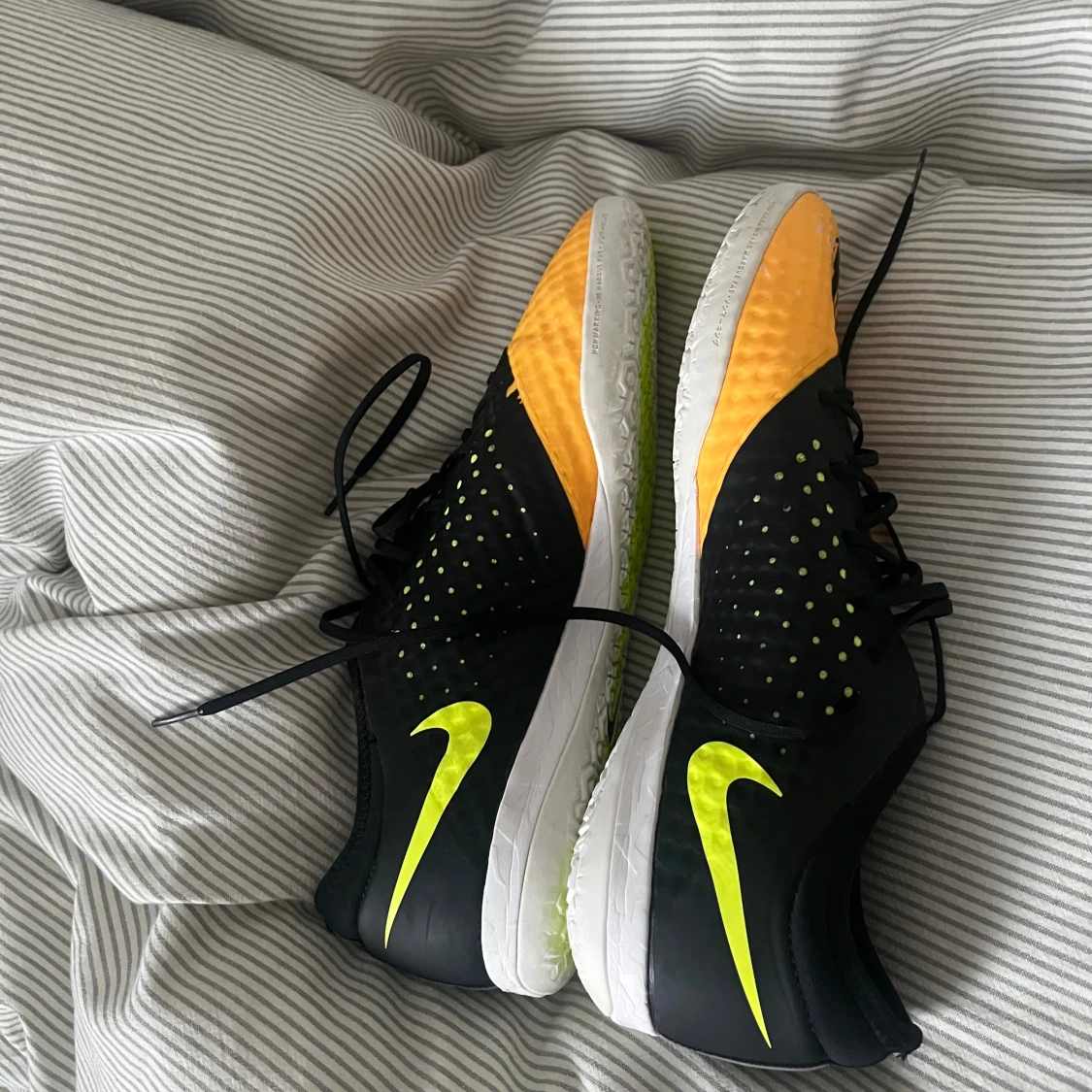 Nike fotbollsskor gul/svart med mönster - 4