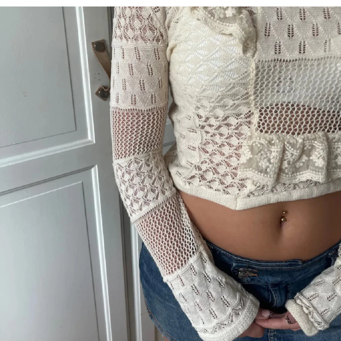 Beige spetsblus med volangdetaljer - 2