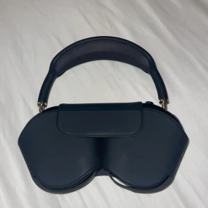 AirPods Max - Snygga Apple AirPods Max i blått, komplett med originalfodral. Hörlurarna är i mycket gott skick utan synligt slitage. Aktiv brusreducering, hög ljudkvalitet och bekväm passform. Perfekt för musik, film och samtal. Inga synliga defekter, allt fungerar som det ska.  KVITTO FINNS 