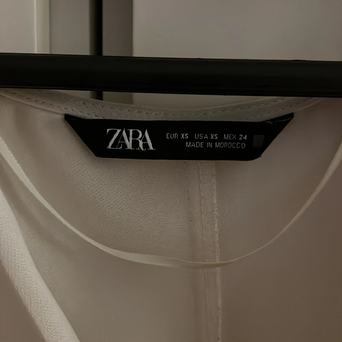 Vit omlottopp med knyt från Zara - 1