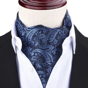 Herr Ascot  - Snygg blå Ascot med paisleymönster i olika blå nyanser. Tillverkad i silke för en lyxig känsla och glansig finish. Perfekt accessoar för att lyfta din outfit med en elegant touch.