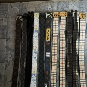 Flera designerbälten LV & Burberry - Säljer ett gäng snygga bälten från Louis Vuitton och Burberry. Här finns klassiska monogram, rutiga och enfärgade modeller i svart, brunt, beige och vitt. Bältena har ikoniska spännen i metall och är tillverkade i skinn och syntet. Perfekt för att lyfta vilken outfit som helst. 200 kr st 