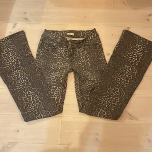 Leopardmönstrade jeans från Nelly - Snygga jeans från Nelly med leopardmönster. Jeansen är bootcut med knappgylf. Inte helt säker på storlek så om någon vill skriva och hjälpa skulle det uppskattas!🙌🙌💗