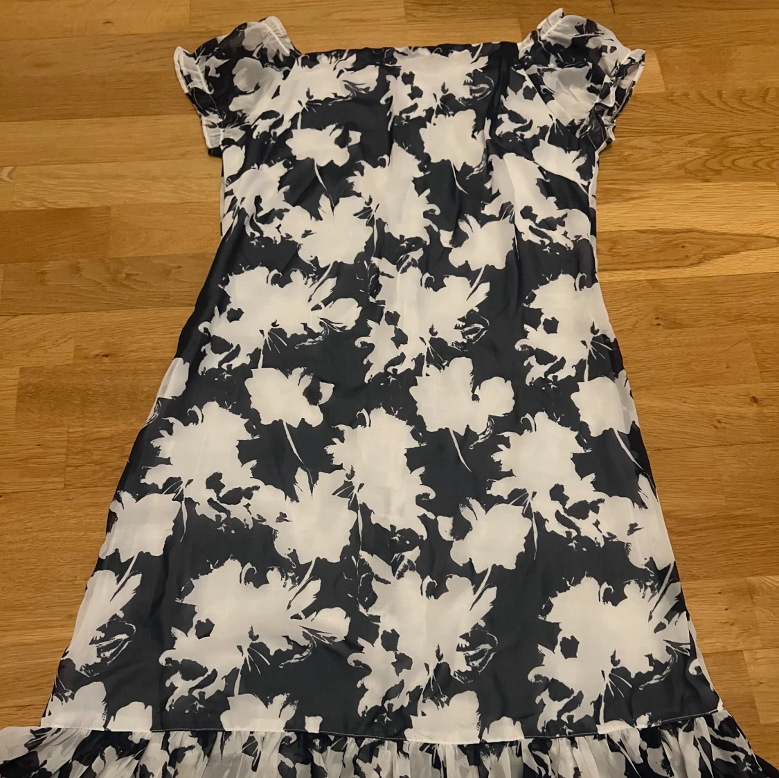 Blommig kortklänning från Girl In Mind