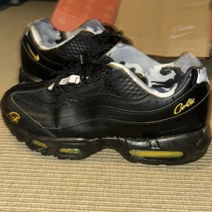  Air Max 95 corteiz honey blacks - Svarta Nike Air Max corteiz sneakers med gul logga och detaljer. Insidan har ett grått och svart camouflage. Intressant skicka dm