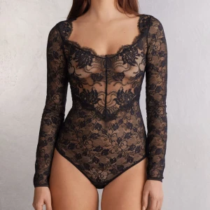 Svart spetsbody intimissimi - Säljer en svart body ifrån Intimissimi . Bodyn har långärmade ärmar, djup urringning och är figurnära. Perfekt för dig som vill ha en snygg och trendig look med extra edge. Använd 1 gång helt i nyskick slutsåld på hemsidan