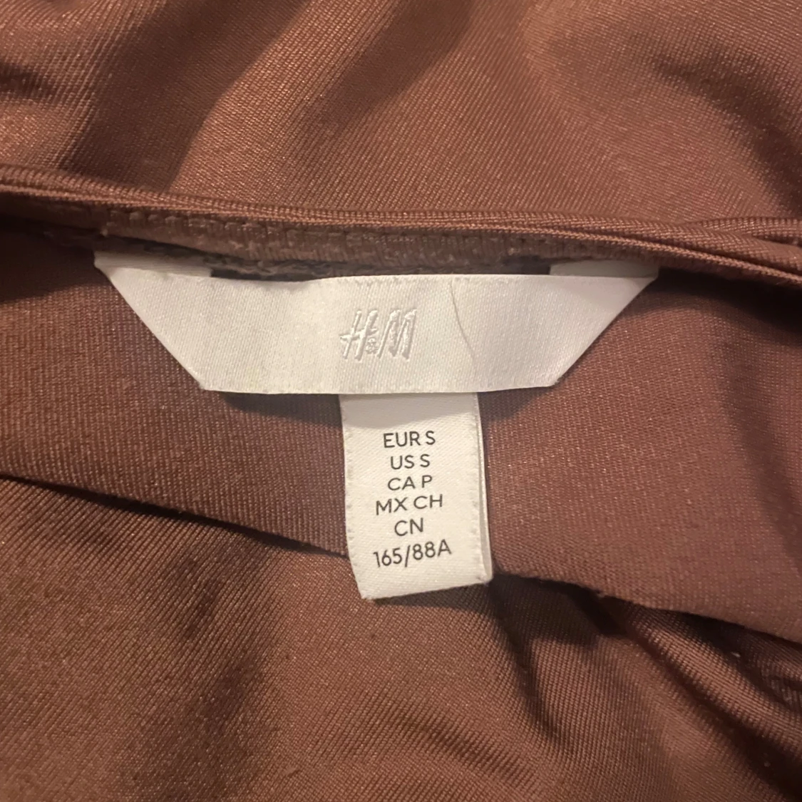 Brun topp med vid urringning från H&M - 2