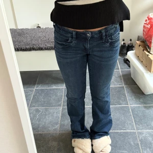 Blå bootcut jeans med låg midja - Snygga blå jeans med bootcut passform och låg midja. Klassisk femficksmodell med dragkedja och knapp framtill. Använda 2 gånger. Storlek 164 men passar XS/S. 