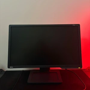 BenQ Zowie XL2411 144 Hz e-sports-skärm – perfekt för gaming - Säljer min BenQ Zowie XL2411 24” gaming-skärm i mycket bra skick. Det är en klassiker inom e-sportvärlden – användes länge av CS:GO- och FPS-spelare tack vare sin snabba responstid och 144 Hz-uppdateringsfrekvens.  🔹 Specifikationer: 	•	Modell: BenQ Zowie XL2411 	•	Skärmstorlek: 24 tum (16:9) 	•	Upplösning: Full HD (1920×1080) 	•	Uppdateringsfrekvens: 144 Hz 	•	Paneltyp: TN 	•	Ingångar: DVI-D Dual Link, HDMI, VGA 	•	Ställbart stativ (höjd, tilt, rotation) 	•	Perfekt för snabba FPS-spel  💰 Nypris