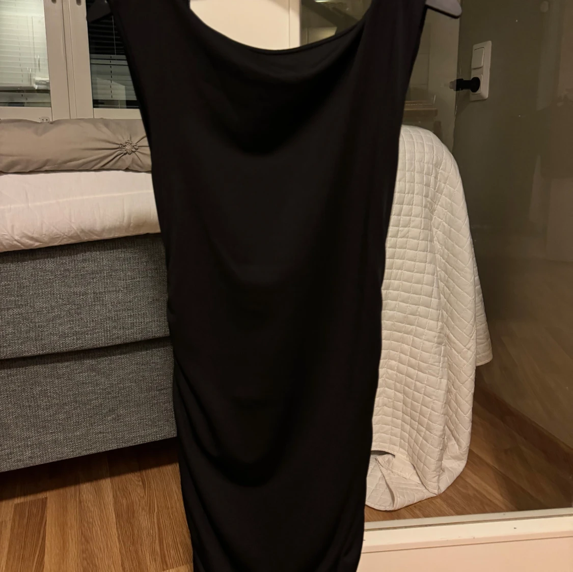 Svart långklänning med öppen rygg - 1