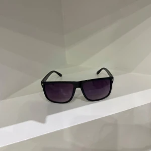 Rayban inspo - Sprillans nya samt stilrena solglasögon bästa investeringen du kan göra inför våren! Skick 10/10! Vid minsta fundering kontakta oss ✔️