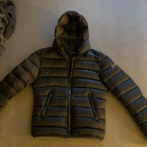 COLMAR jacka - Ordinarie pris 5000kr.            En colmar jacka i mycket fint skick, skriv vid frågor💗💗💗💗💗använd på kvinna men funkar säkert för man. Är 16 år och 1,72 cm lång.