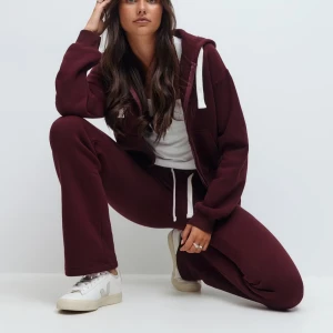 Mjukisset gina tricot - Säljer detta snygga set från gina young 14+. Använd en gång o tvättat. Storlek L i byxan (brukar ha M) och S i tröjan.