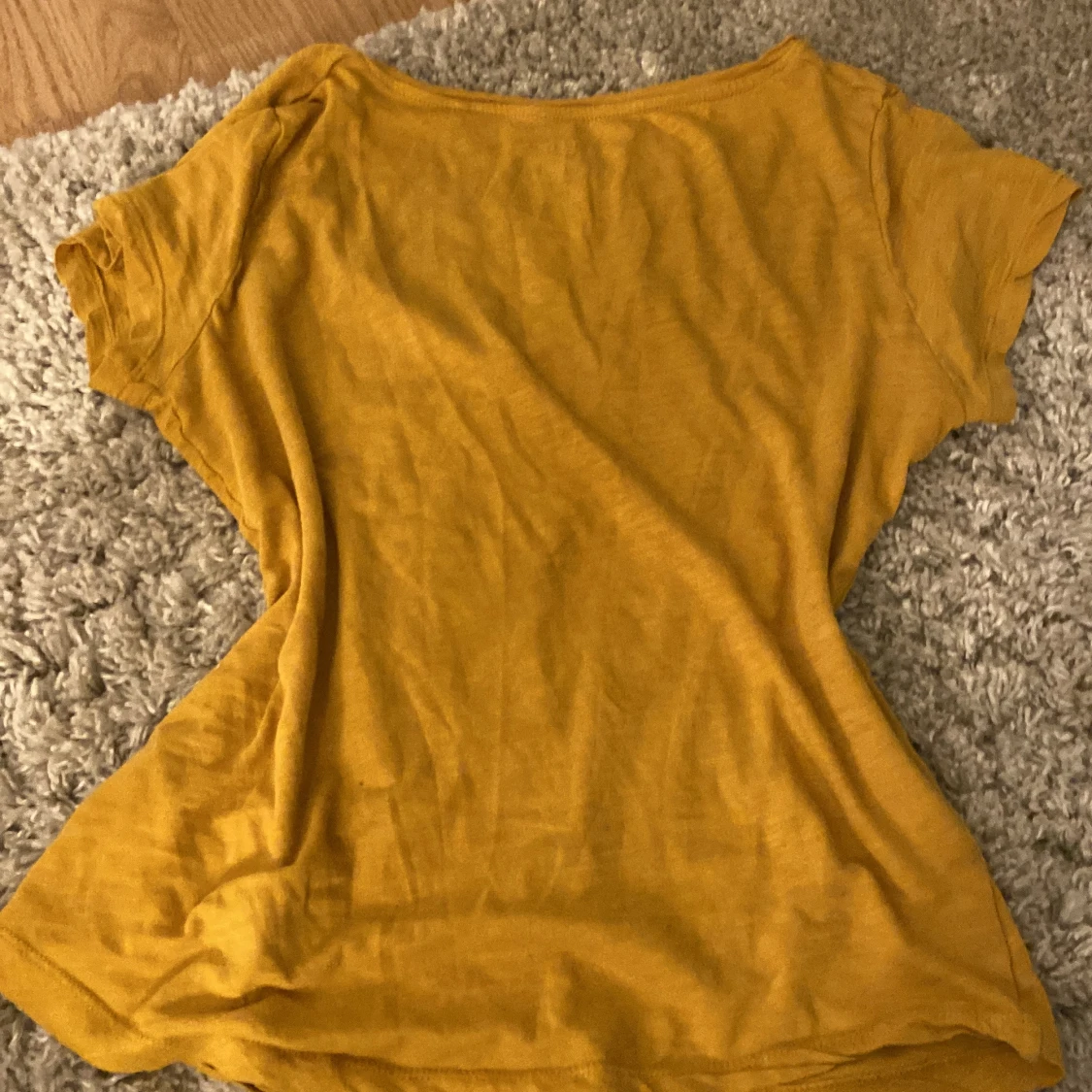 Gul t-shirt med v-ringning från Lindex - 1