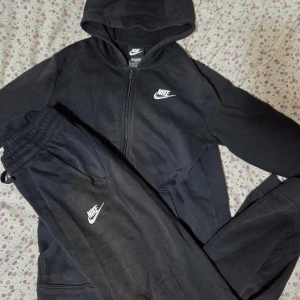 Nike kofta byxor  - Ni kan köpa en eller båda priset är för båda