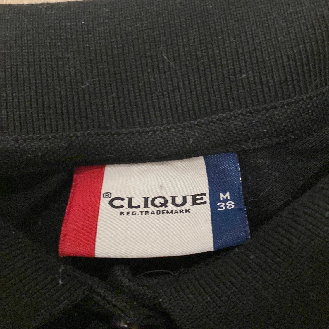 Svart pikétröja från Clique, M - 1