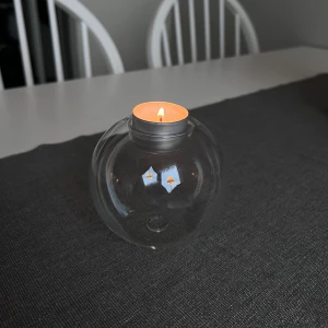 Ljushållare - klot i glas - En ljushållare i form av ett klot, tillverkat i tunt glas. Superfin och aldrig använd - enbart testad för att ta dessa bilder. (OBS! Ljuset på bilden är lite för högt och sticker därför över kanten) Önskar du veta exakta mått? Tveka inte att höra av dig!