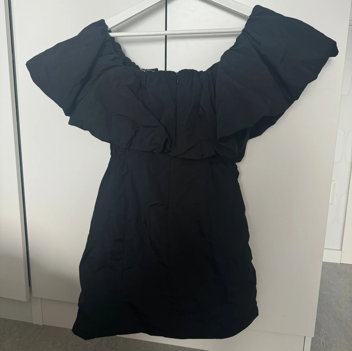 Svart offshoulder kortklänning XS - 2