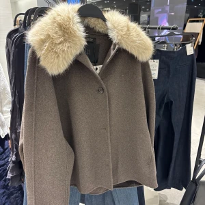 Brun kappa med päls från Zara - Säljer min fina fina kappa med avtagbar päls från Zara som är köpt väldigt nyligen❤️inga defekter alls och använt ett fåtal gånger🙌🏻 materialet är ullblandning och den är köpt för 1400kr (helt slutsåld på Zara)