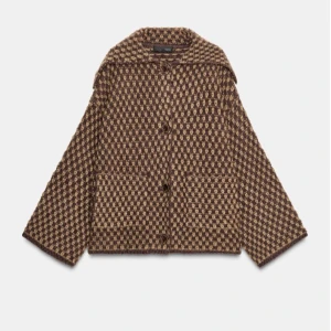 Cardigan jacka från Zara - Säljer denna jätte fina stickade jackan från Zara som är helt slutsåld på hemsidan!! Den är helt ny och har lappen kvar❣️priset kan diskuteras!!