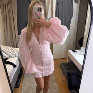 adoore klänning - Ljusrosa adoore klänning som endast är använd 1 gång!!Privat för egna bilder💖
