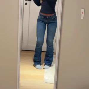 Lågmidjade jeans - Jättefina bra skick förutom ett pytte hål där bak se på bild 3💗 köpte för 549kr jag är 165cm