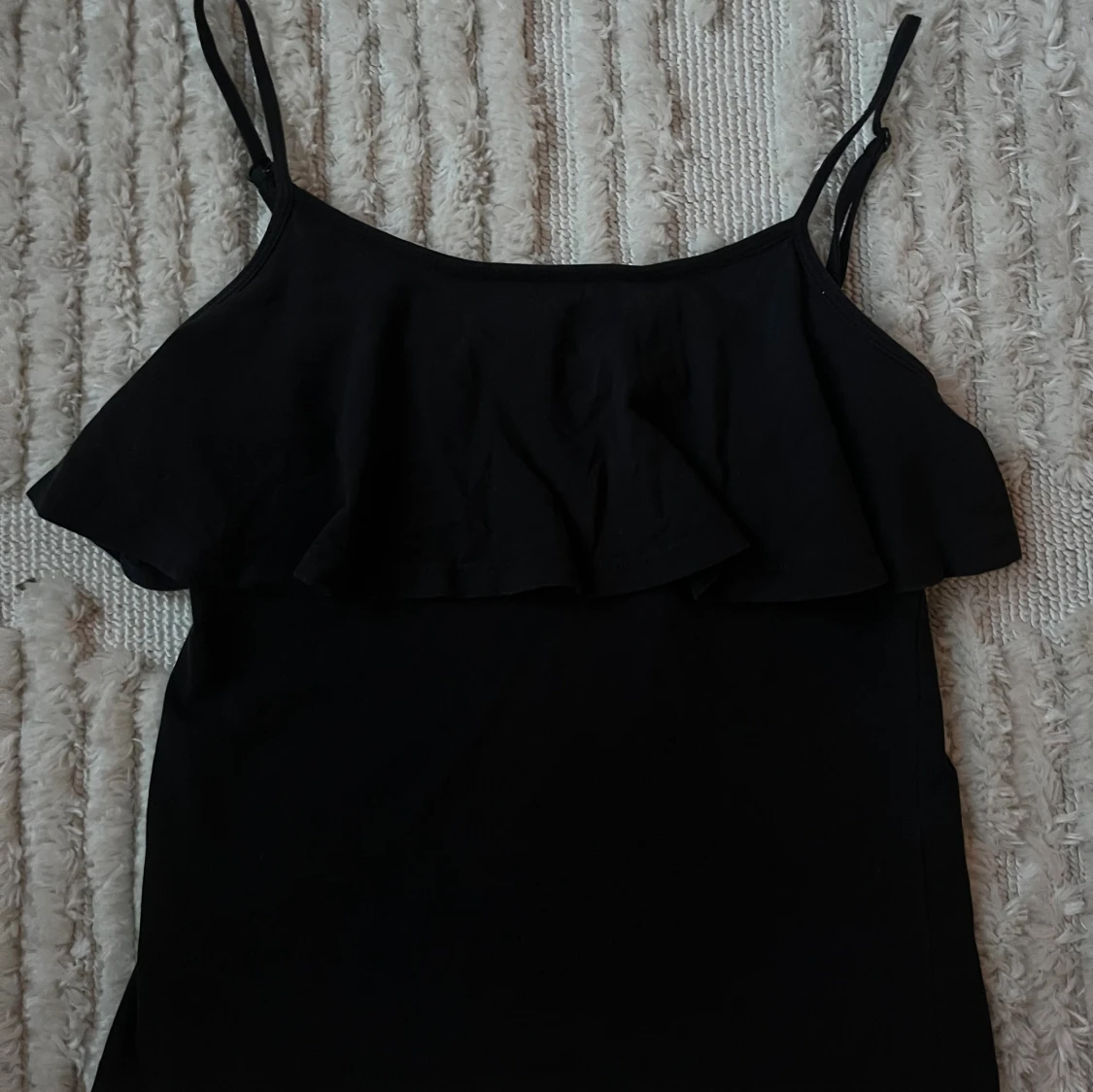 Svart linnetopp med volang - 1