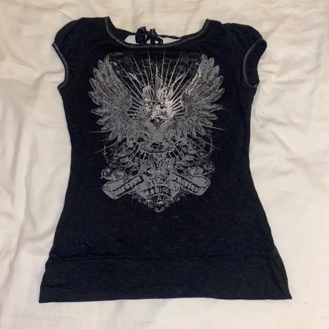 Svart topp med silvertryck och knyt